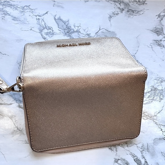 Michael Kors Jet Set Travel Metallic Leather Smartphone Wristlet in Pale Gold - Picture 5 of 8